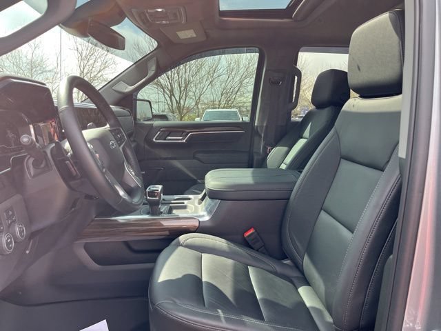 Used 2025 Chevrolet Silverado 1500 LT Trail Boss w/ Convenience Package II AWD/4WD image 11