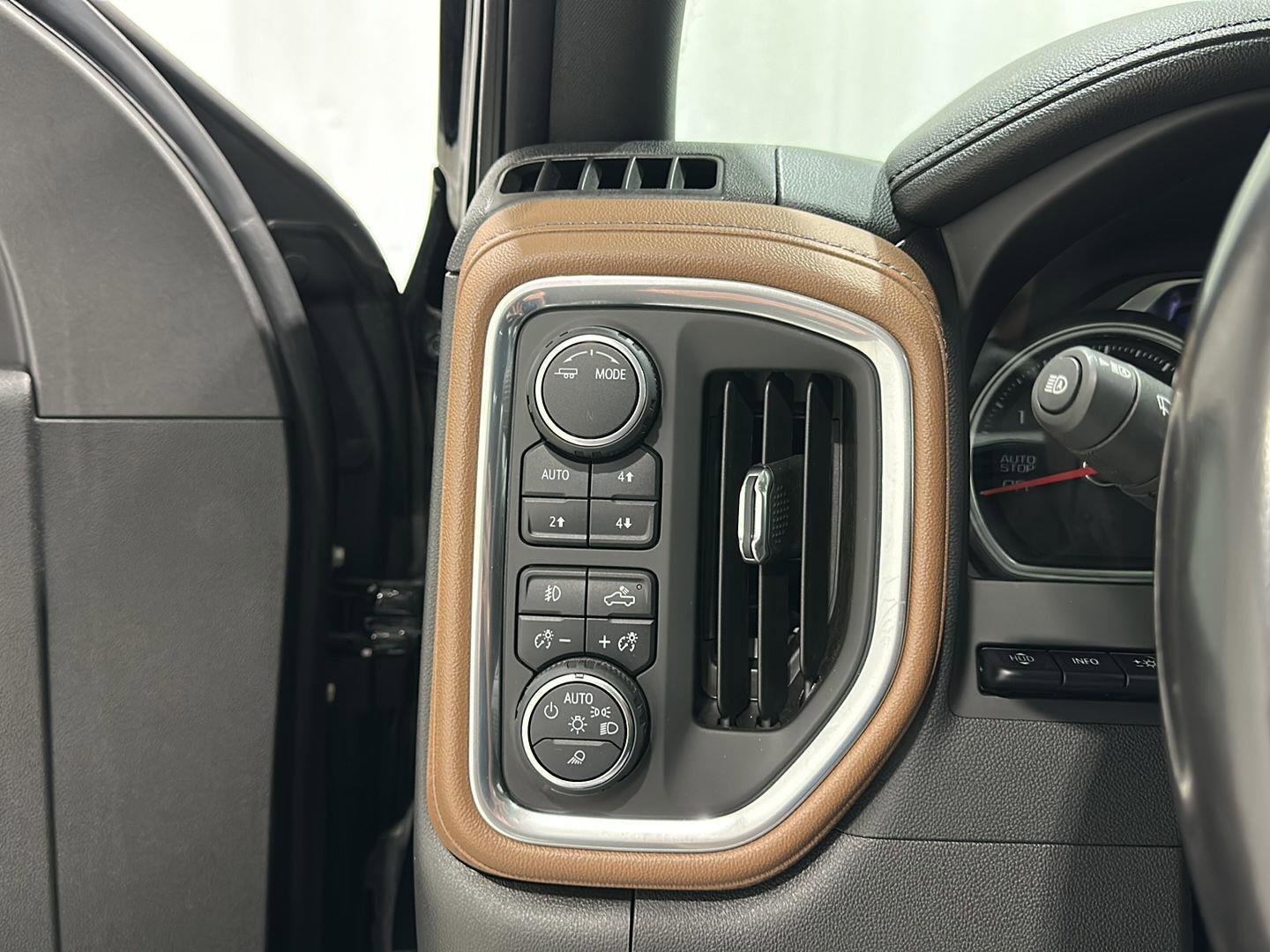 Used 2020 Chevrolet Silverado 1500 High Country w/ Technology Package AWD/4WD image 16