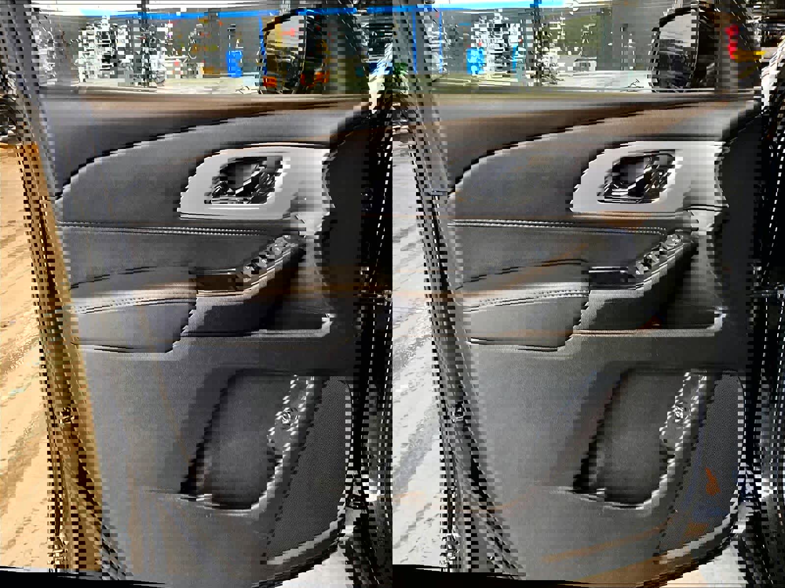 Used 2023 Chevrolet Traverse LT image 9