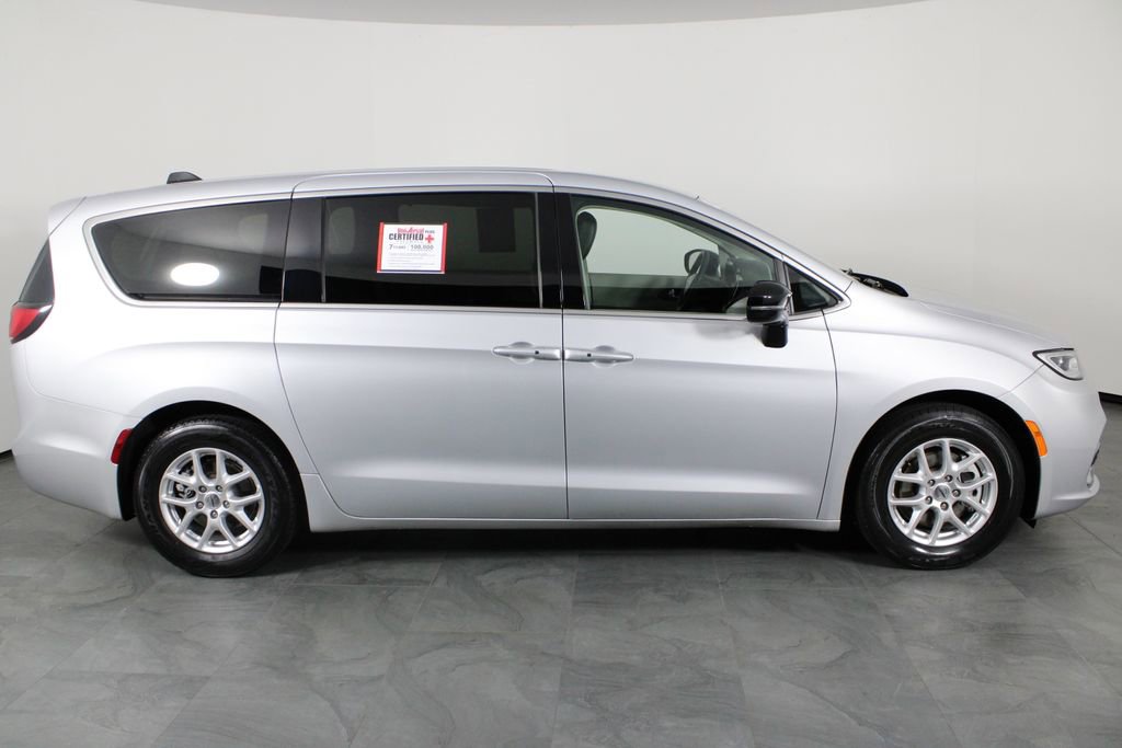 Used 2024 Chrysler Pacifica Touring-L image 13