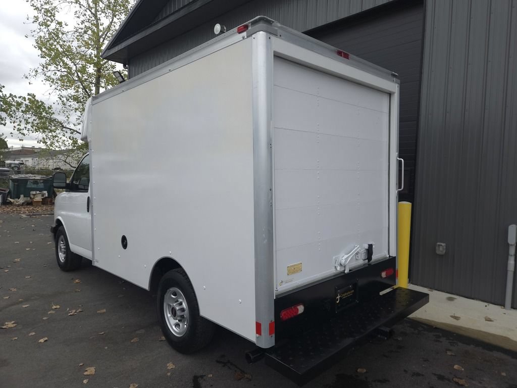 Used 2017 GMC Savana 3500 RWD image 3