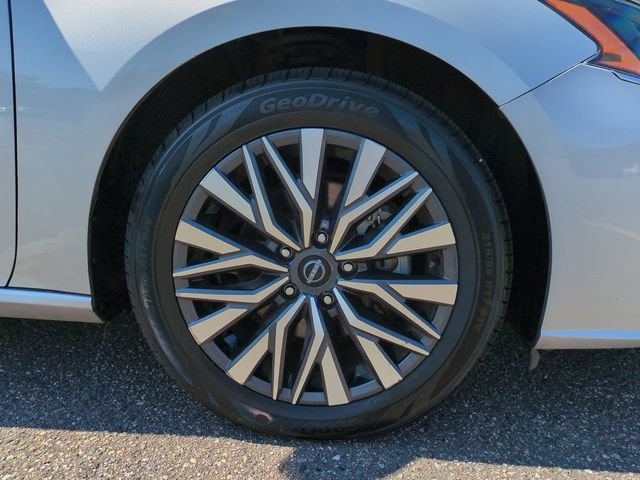Used 2025 Nissan Altima 2.5 SV FWD image 11