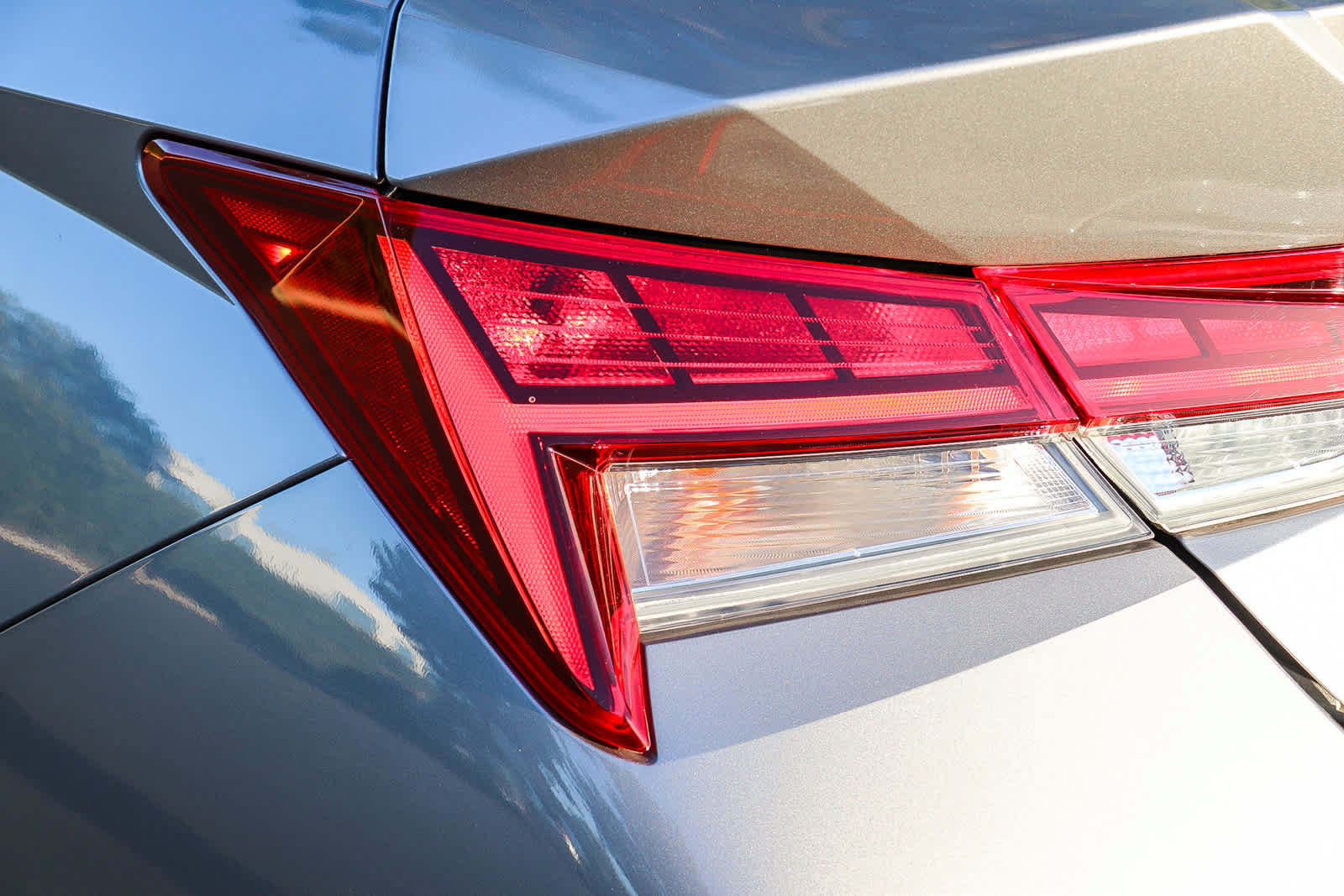 Certified 2025 Hyundai Elantra Limited FWD image 9
