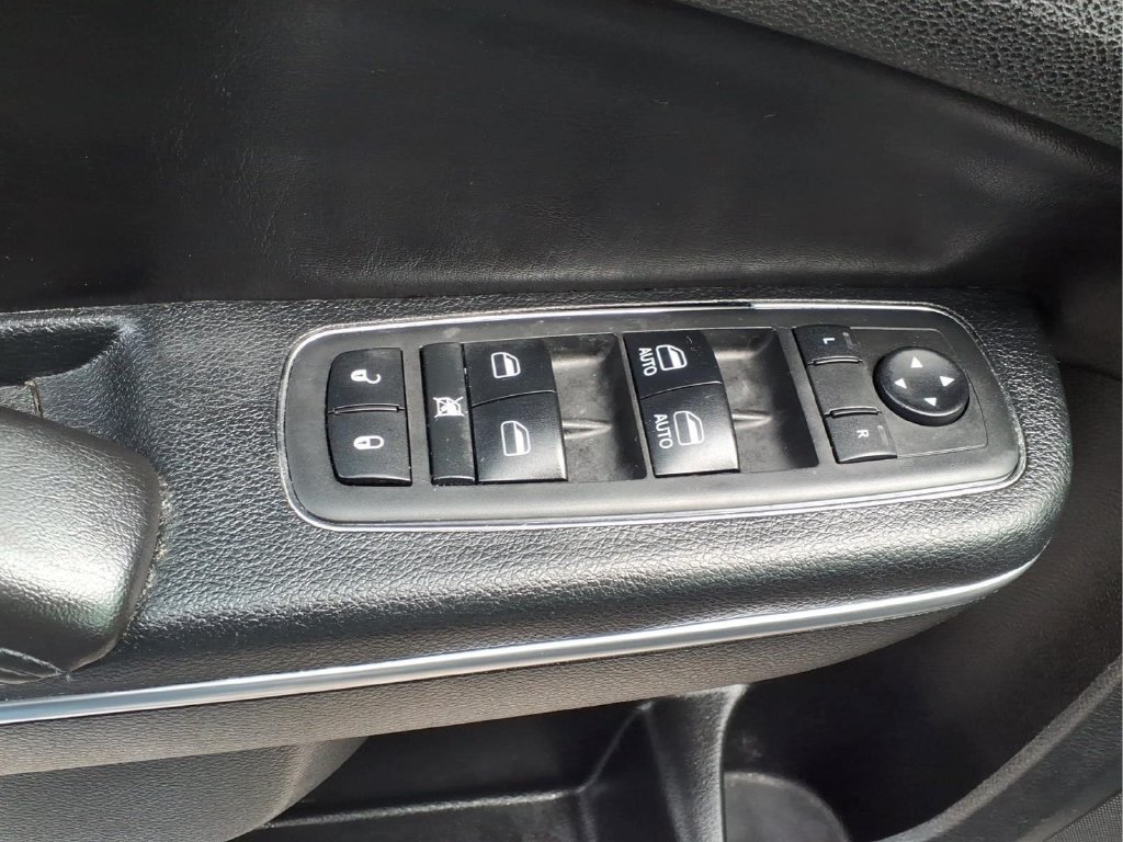 Used 2018 Chrysler 300 Touring w/ Driver Convenience Group RWD image 8