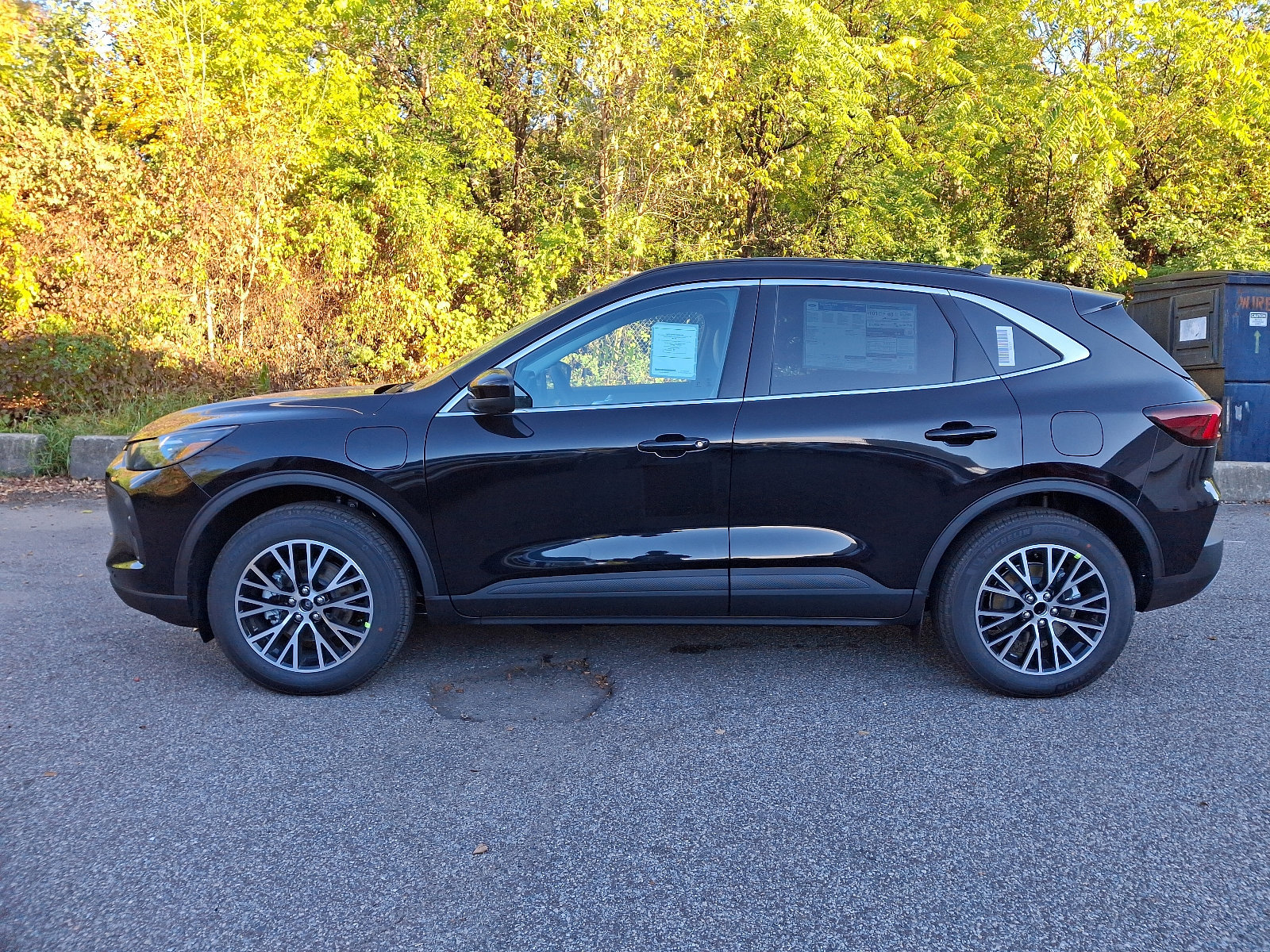 New 2025 Ford Escape SE w/ PHEV Premium Package FWD image 4