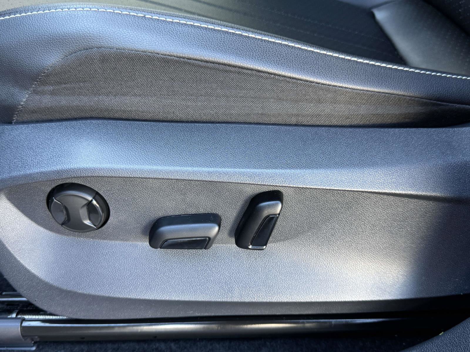 Used 2024 Volkswagen Tiguan SE w/ Panoramic Sunroof Package image 23