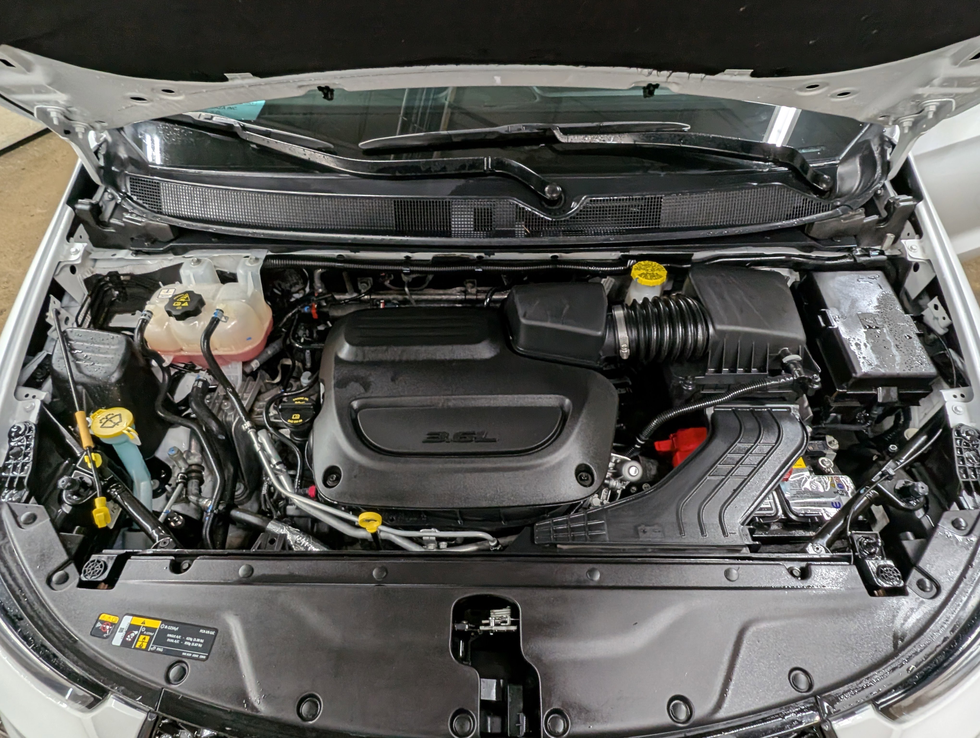 Used 2025 Chrysler Pacifica Limited image 4