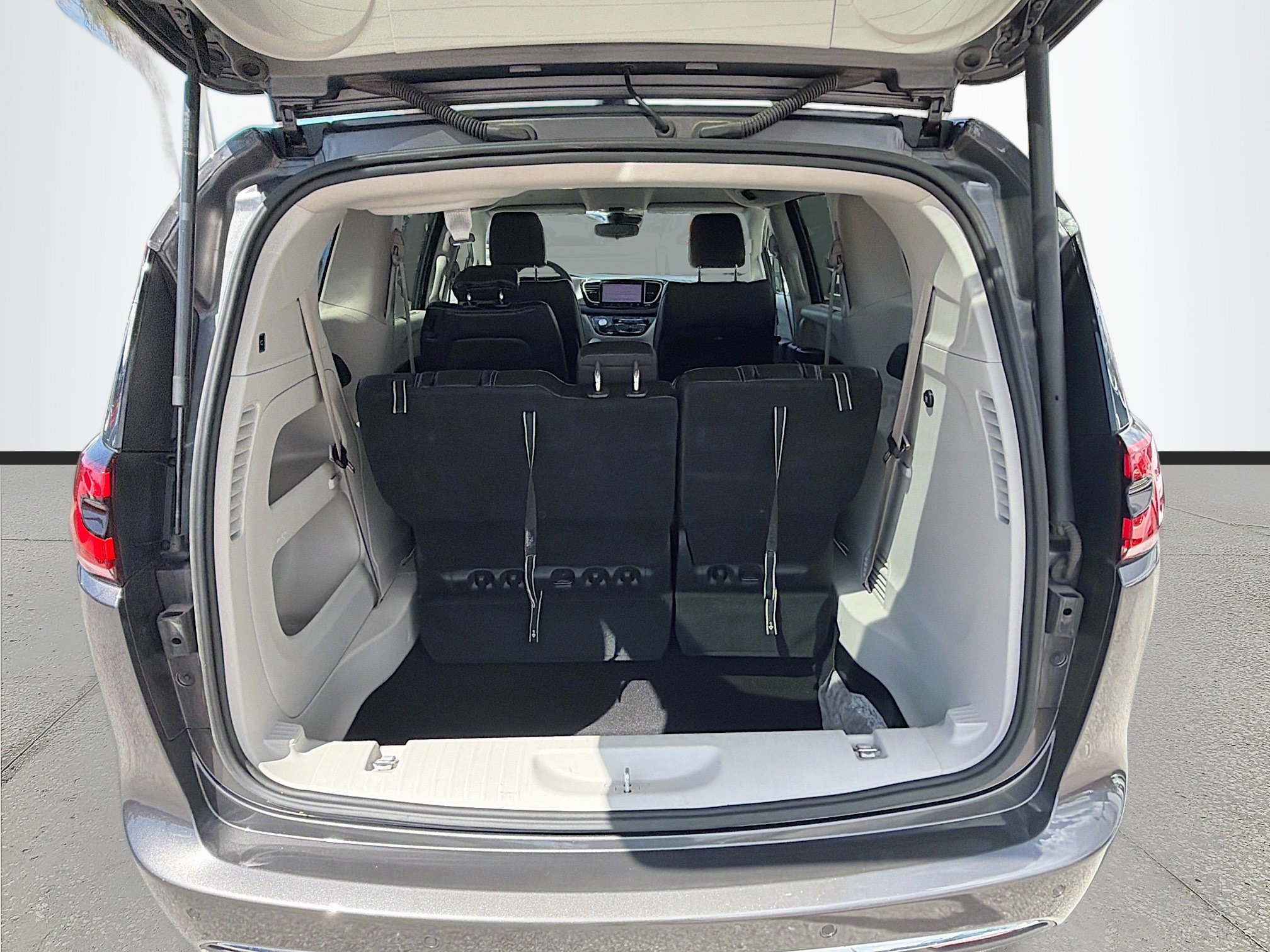 Used 2023 Chrysler Pacifica Touring-L image 14