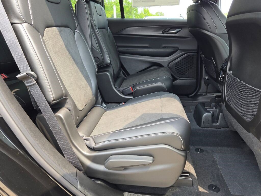 New 2025 Jeep Grand Cherokee L Laredo image 10