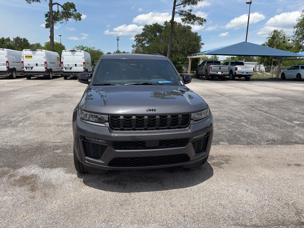 New 2026 Jeep Grand Cherokee Limited w/ Limited Altitude Package AWD/4WD image 2