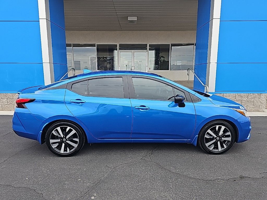 Used 2022 Nissan Versa SR image 2