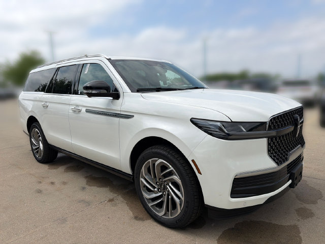 New 2026 Lincoln Navigator L Reserve AWD/4WD image 3