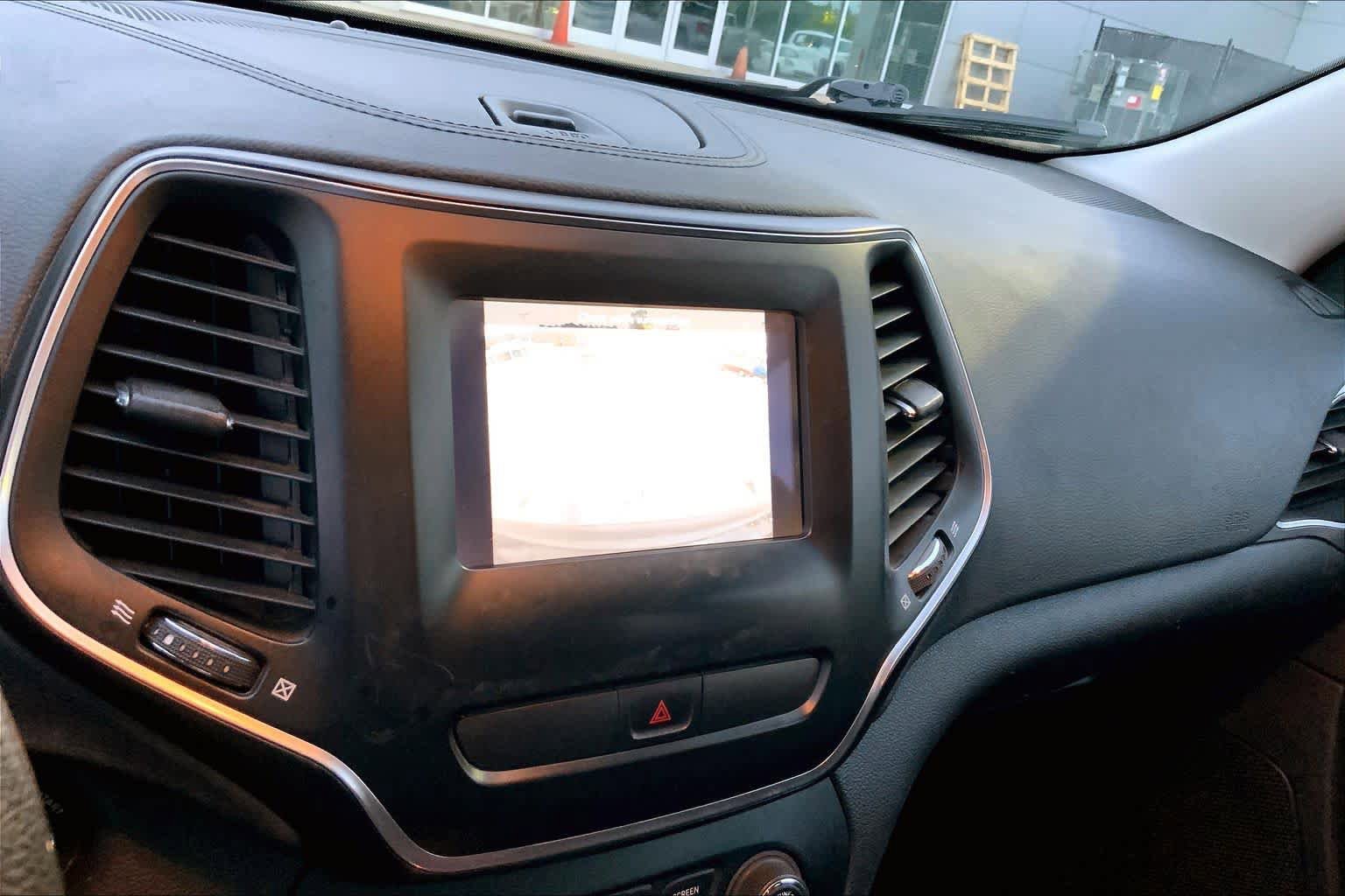 Used 2019 Jeep Cherokee Latitude w/ Popular Appearance Group FWD image 28