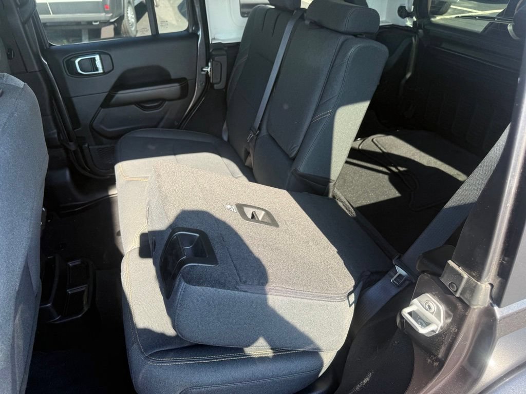 Used 2025 Jeep Wrangler Unlimited Sahara AWD/4WD image 38