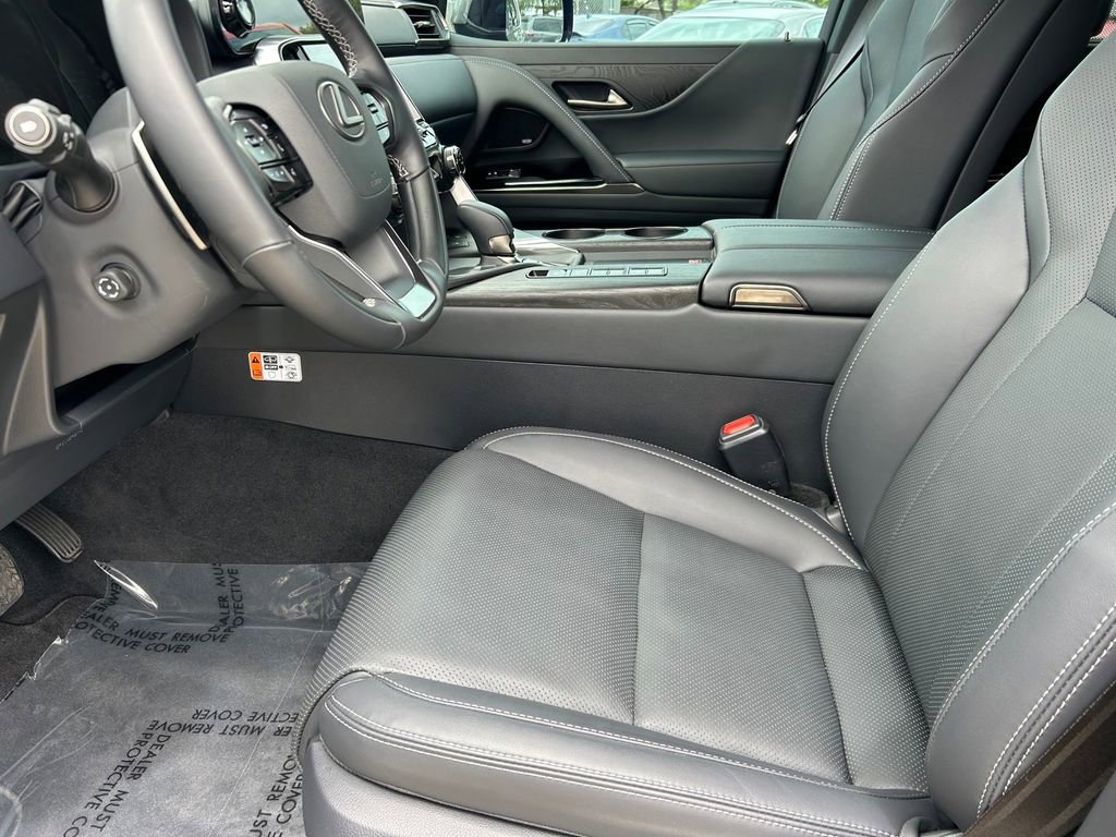 Used 2025 Lexus LX 700h Luxury image 11