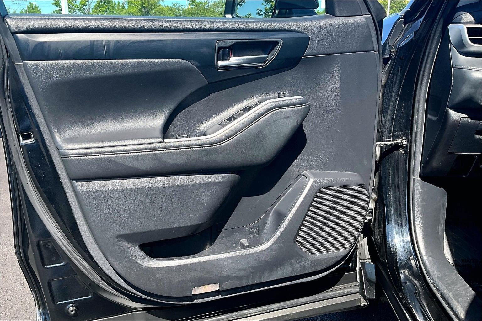 Used 2021 Toyota Highlander XLE AWD/4WD image 22