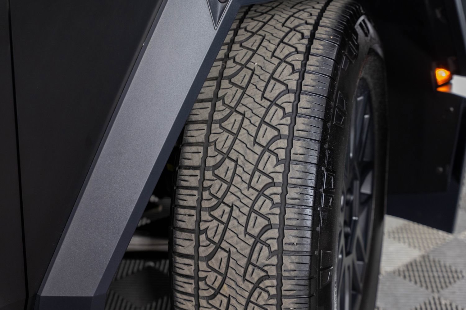 Used 2024 Tesla Cybertruck AWD Crew Cab image 38