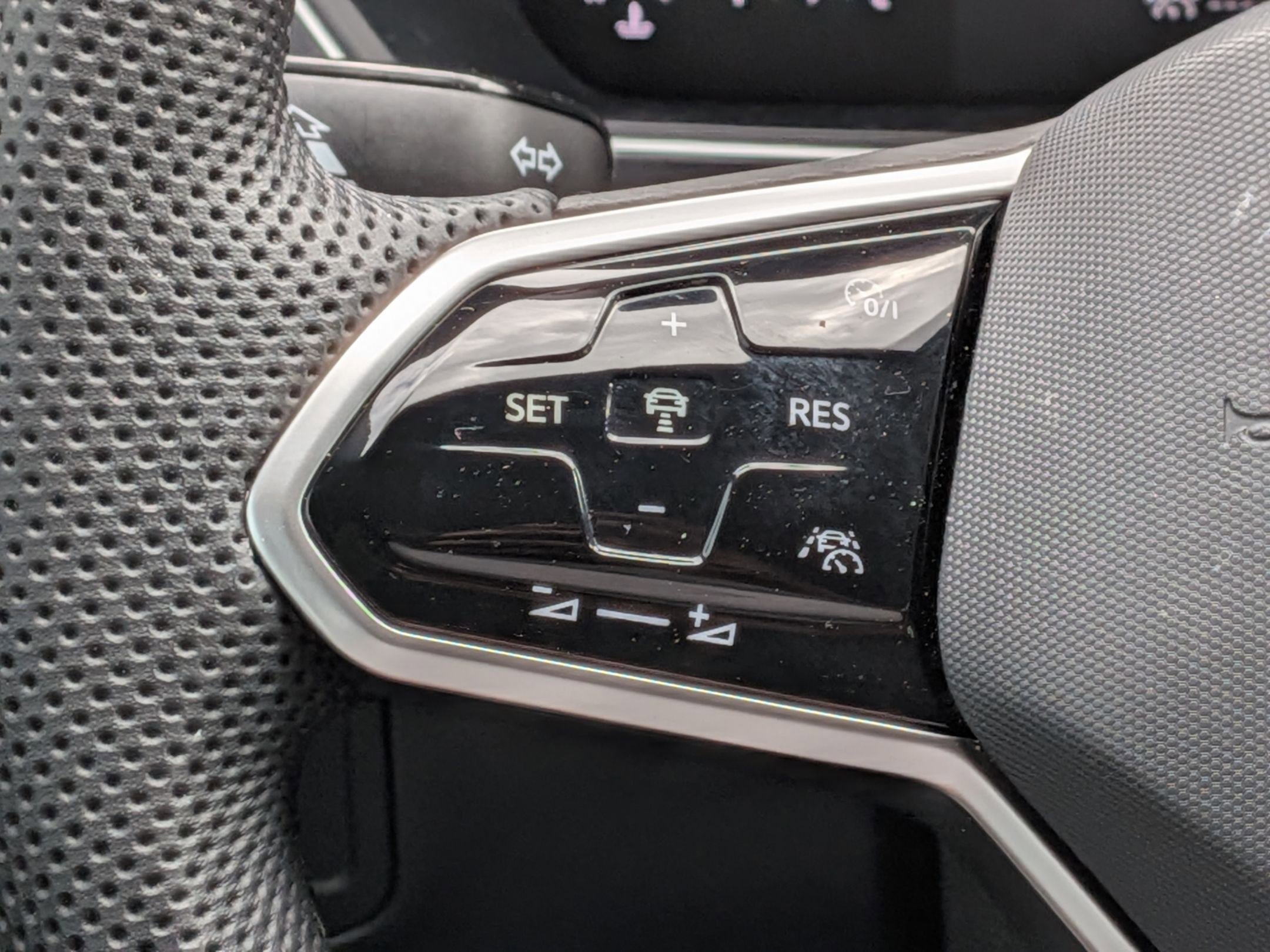 Used 2024 Volkswagen Tiguan SE R-Line image 18