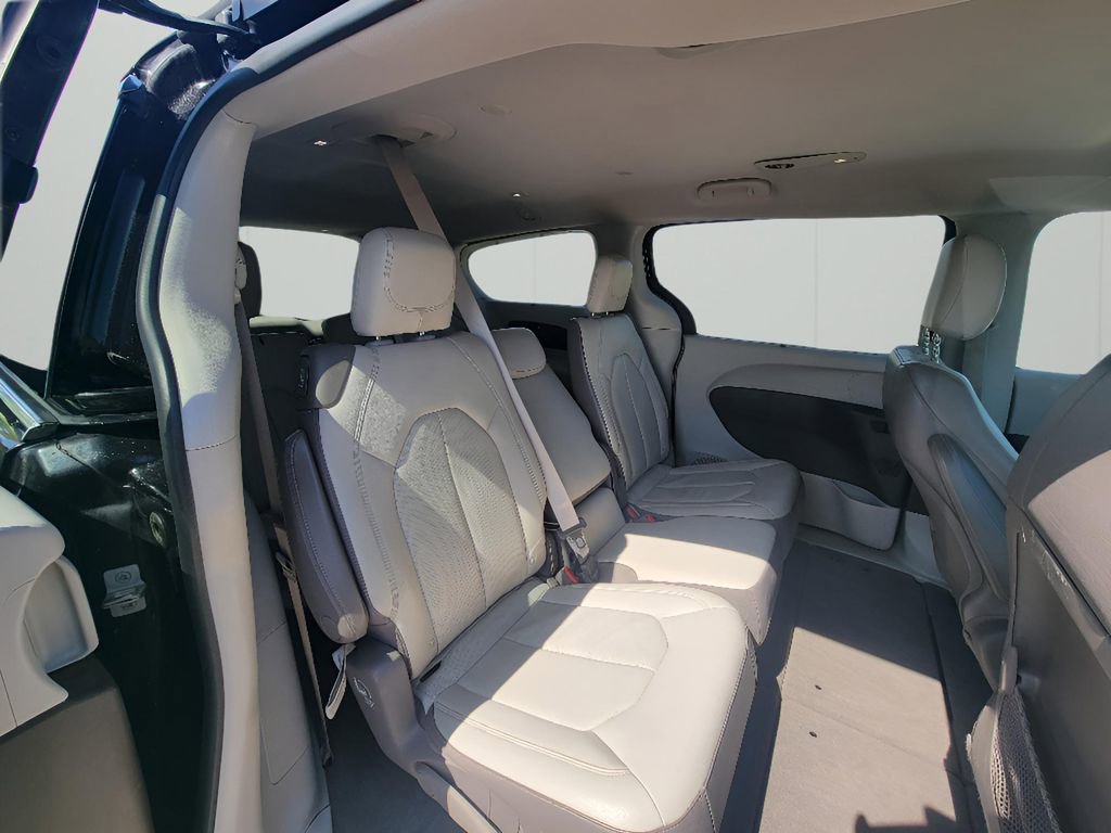 Used 2018 Chrysler Pacifica Touring-L image 31