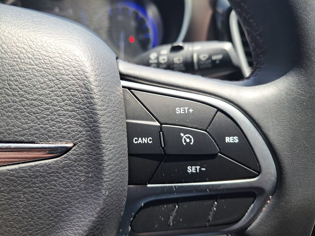 Used 2017 Chrysler Pacifica Touring-L FWD image 19