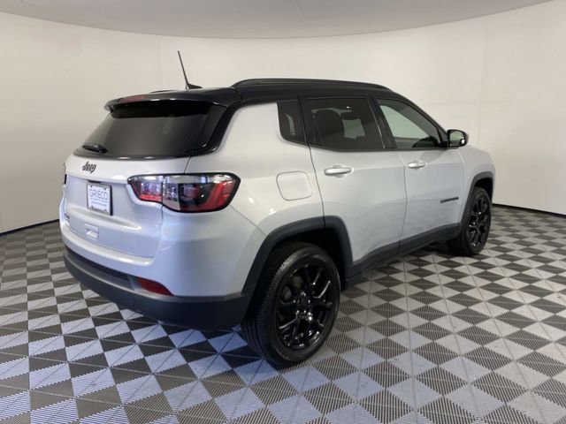 Used 2024 Jeep Compass Latitude w/ Sun and Sound Group AWD/4WD image 9