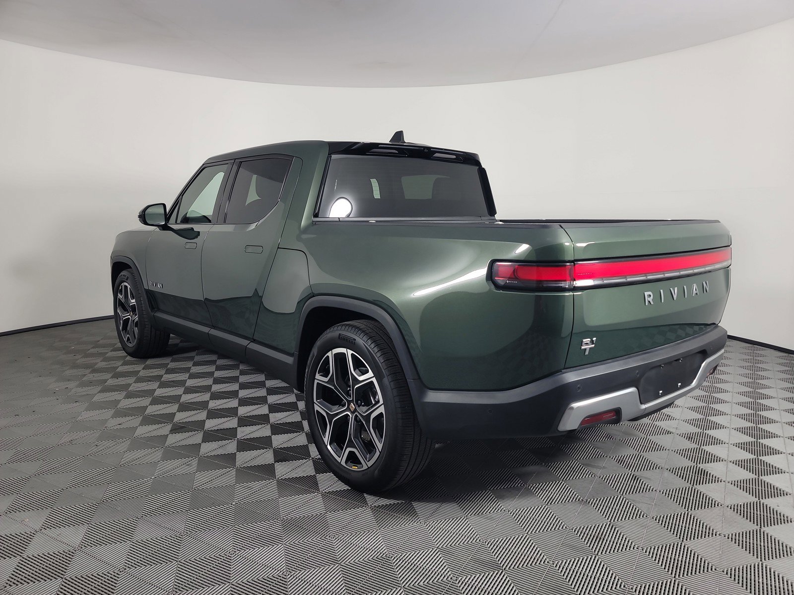 Used 2025 Rivian R1T Adventure image 3