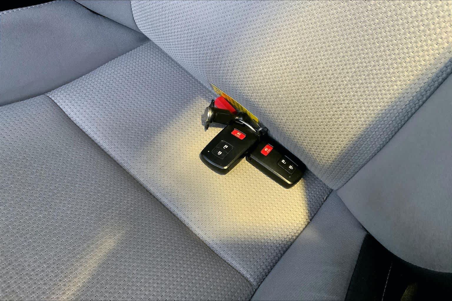 Used 2018 Toyota RAV4 LE AWD/4WD image 19