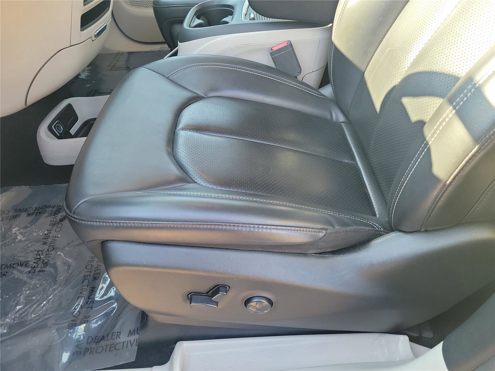 Used 2023 Chrysler Pacifica Touring-L image 16