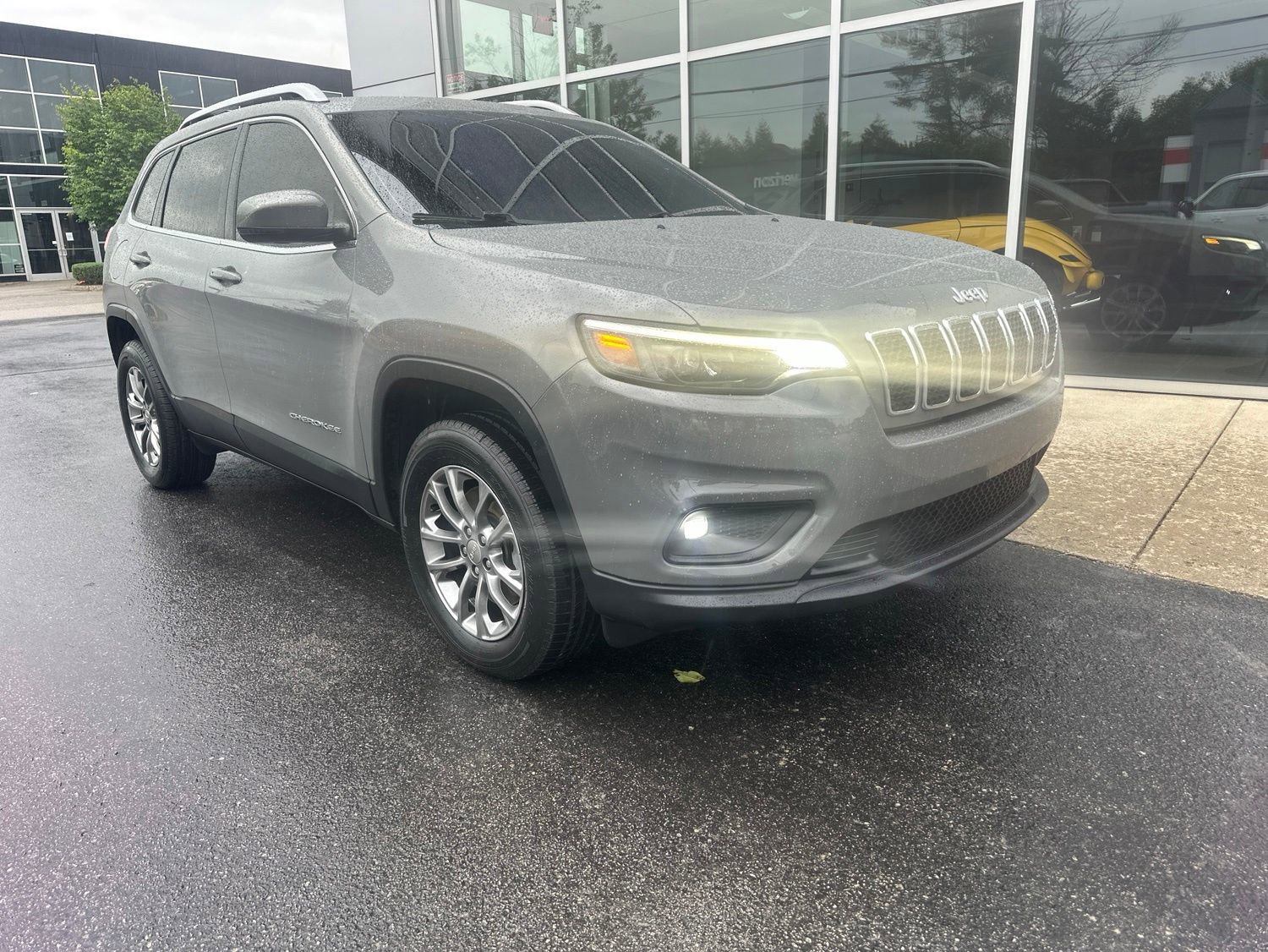 Used 2020 Jeep Cherokee Latitude Plus w/ Cold Weather Group AWD/4WD image 1