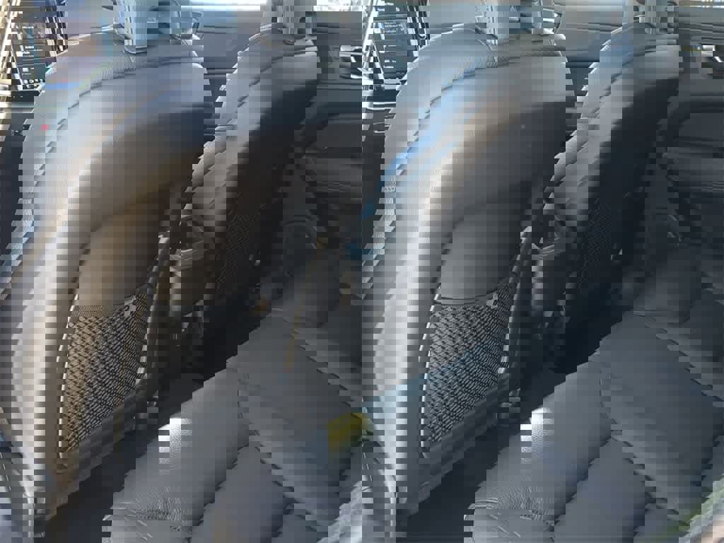 Used 2025 Volvo XC60 B5 Plus image 17