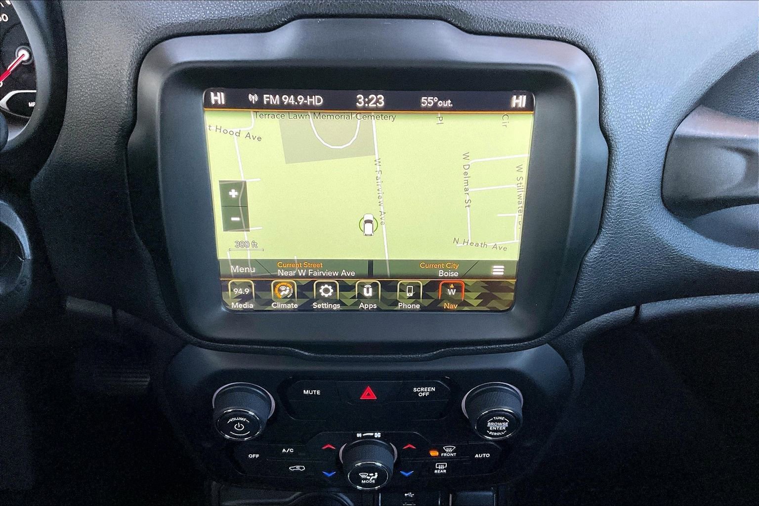 Used 2018 Jeep Renegade Latitude w/ UConnect 8.4 Nav Group image 9