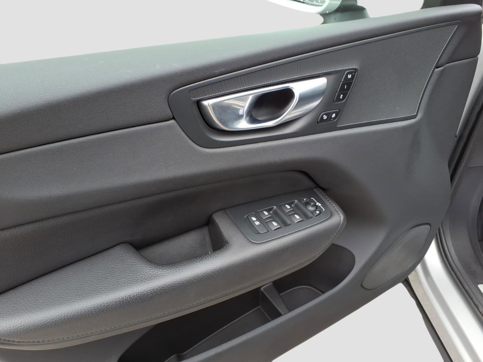 Used 2022 Volvo XC60 B5 Momentum w/ Advanced Package image 10