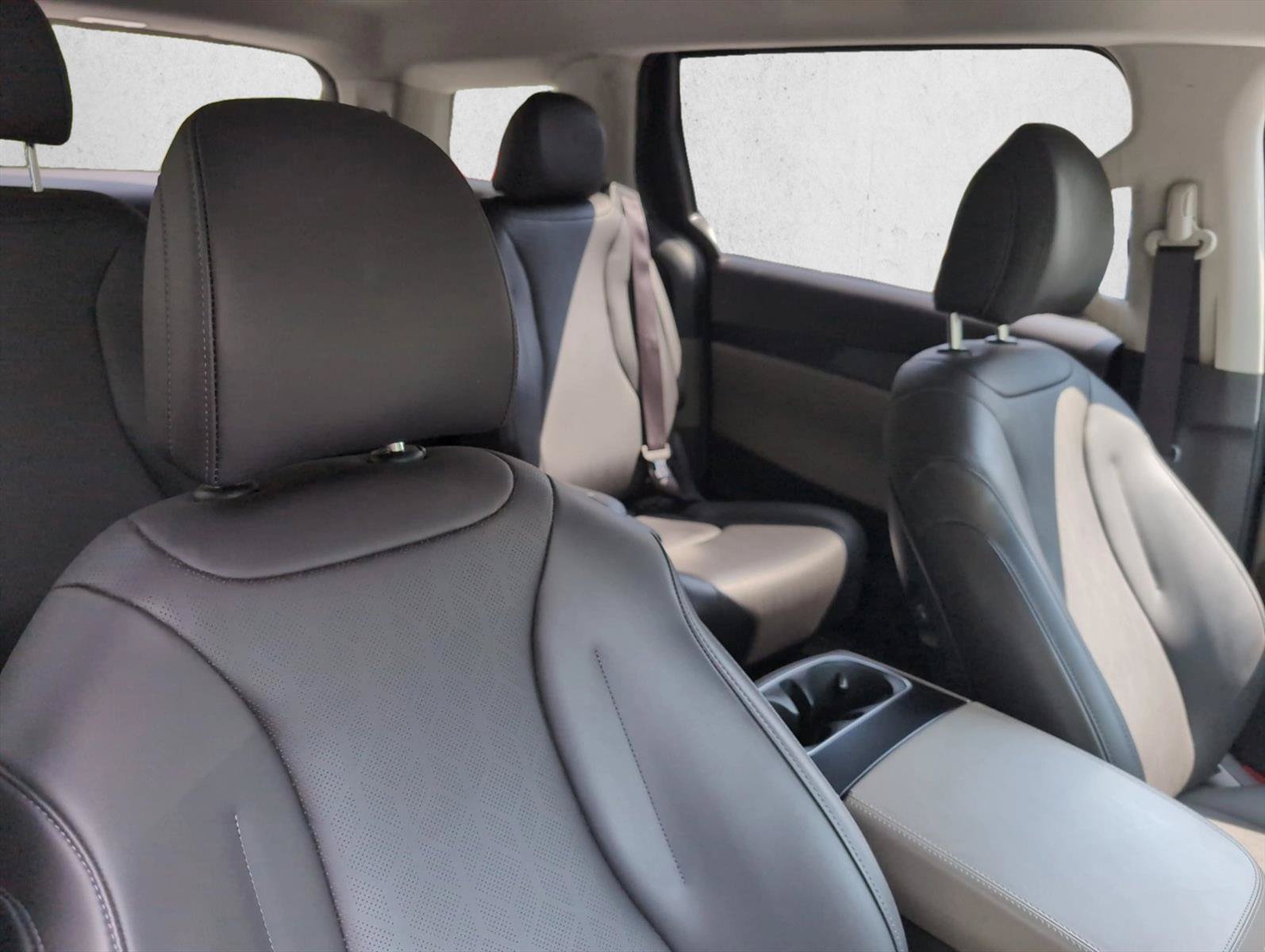 Used 2025 Kia Carnival FWD image 28