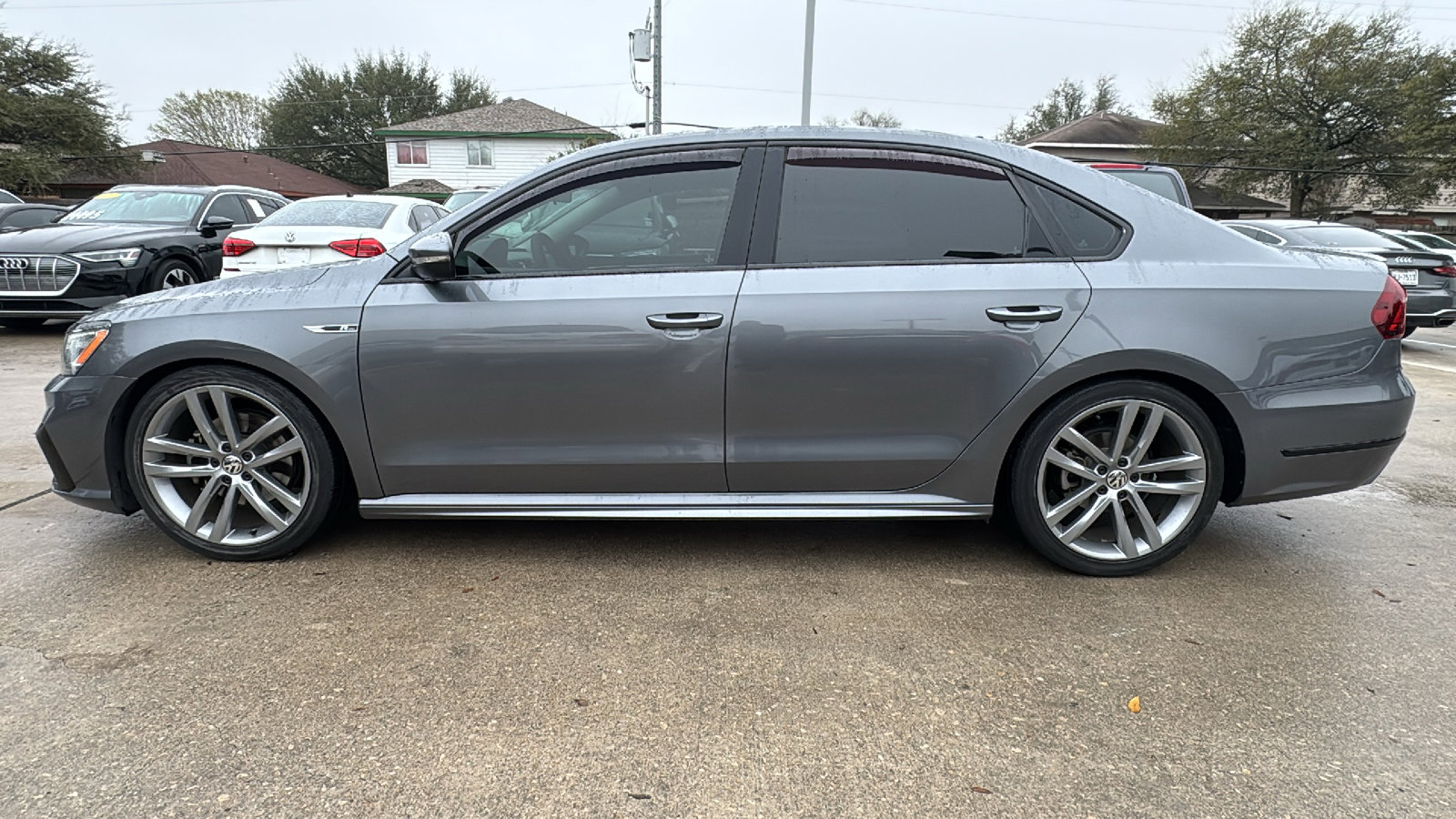 Used 2017 Volkswagen Passat 1.8T R-Line w/ R-Line Lighting Package image 4