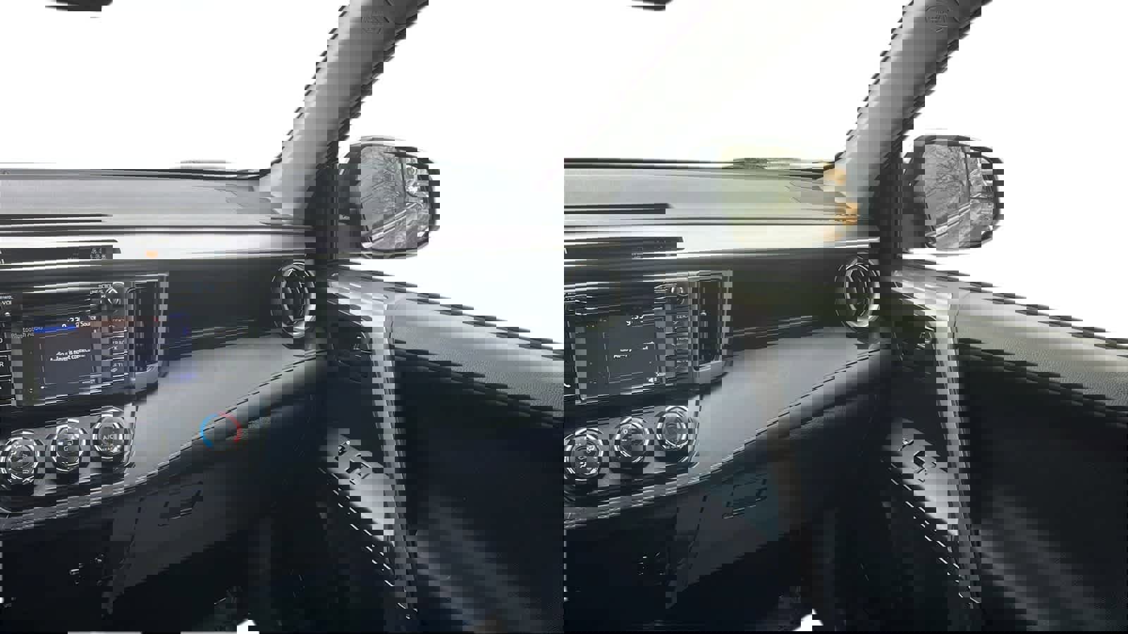 Used 2018 Toyota RAV4 LE image 28