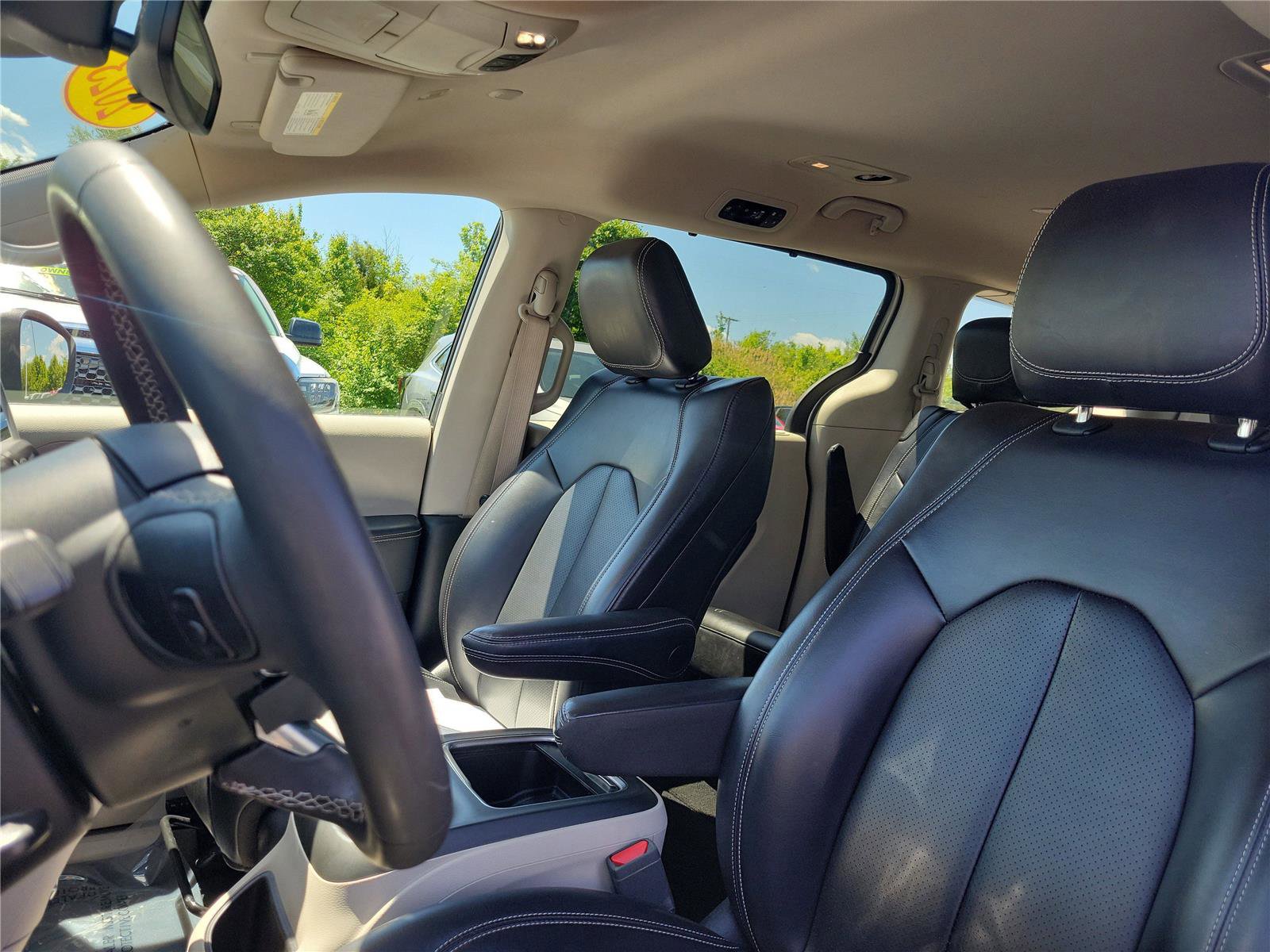 Used 2023 Chrysler Pacifica Touring-L FWD image 16