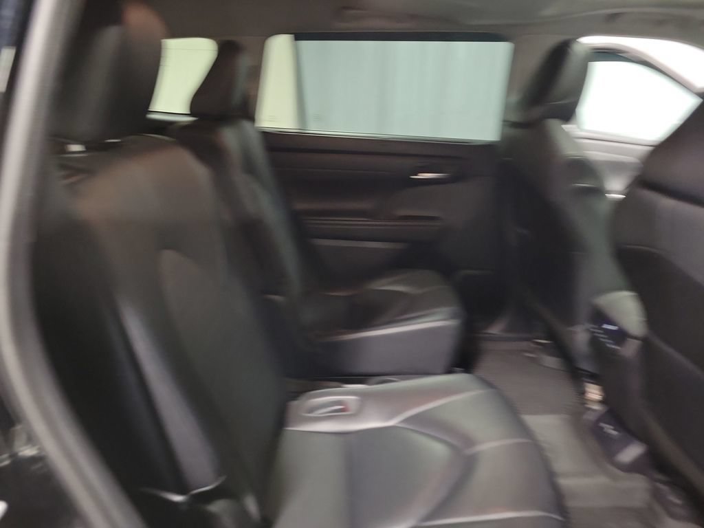 Used 2020 Toyota Highlander XLE FWD image 34