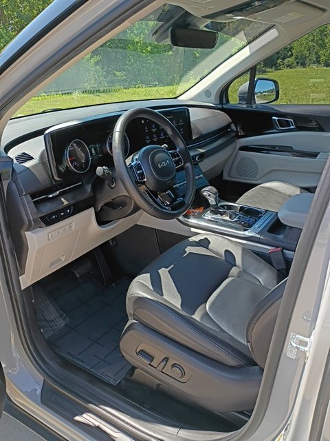 Used 2024 Kia Carnival EX FWD image 11