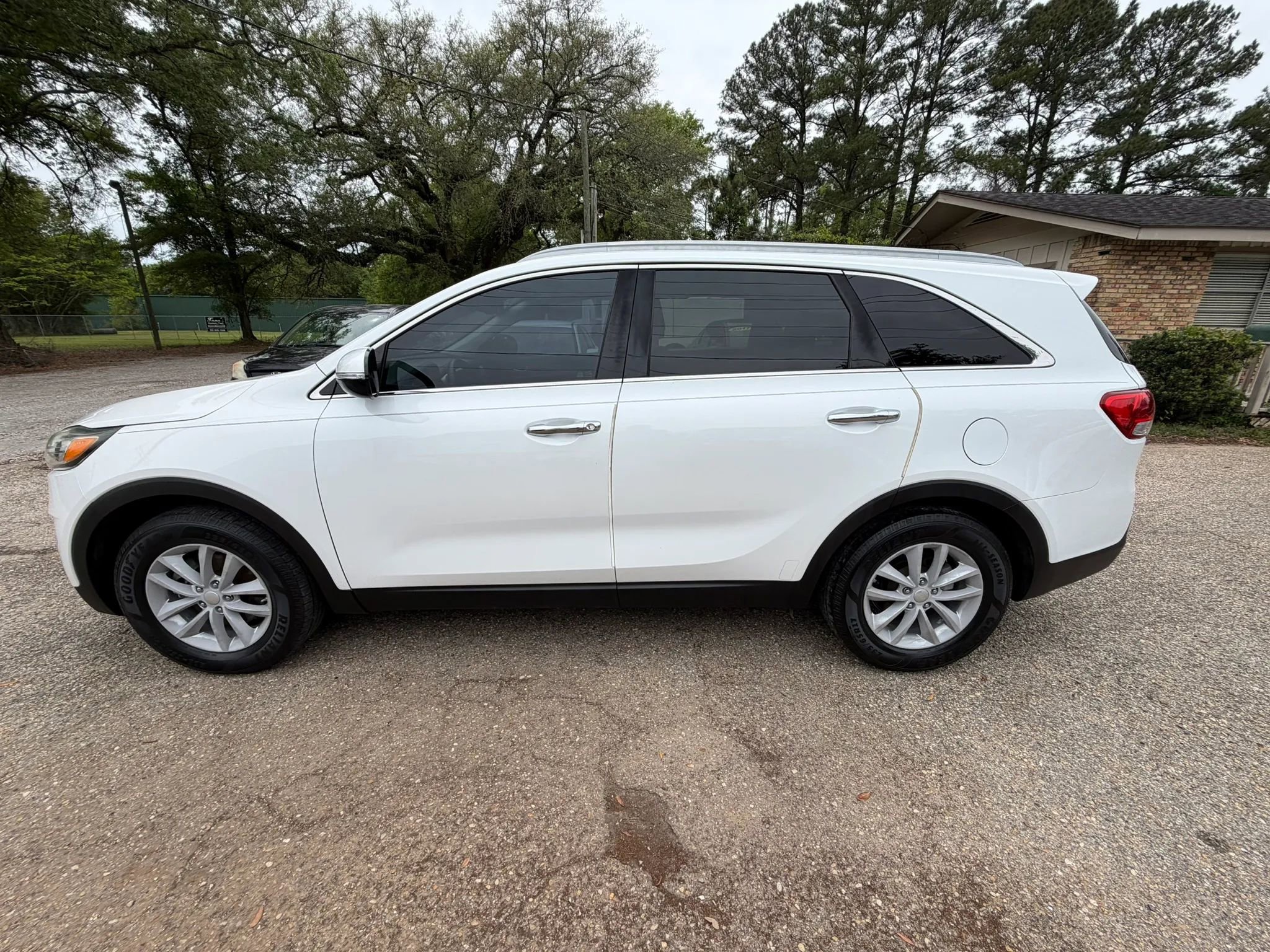 Used 2017 Kia Sorento LX w/ LX Convenience Package image 8