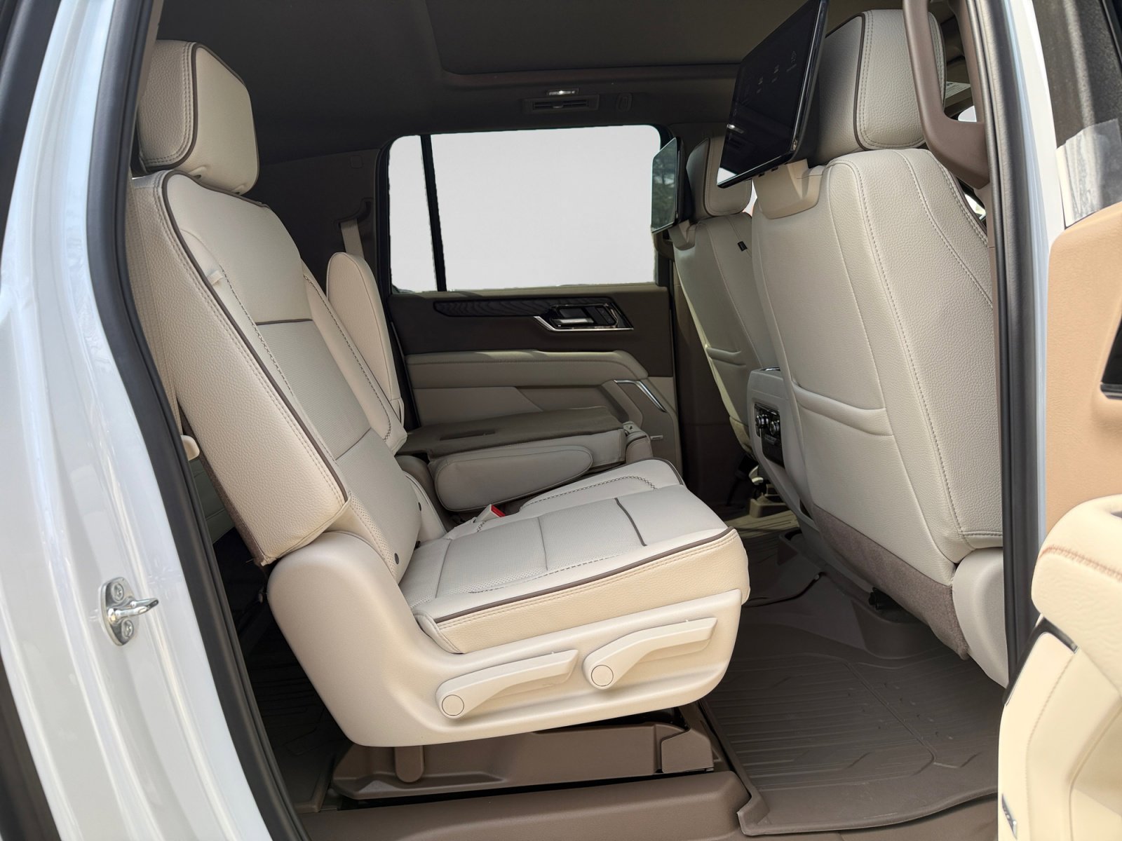 New 2026 GMC Yukon XL Denali w/ Denali Reserve Package image 16