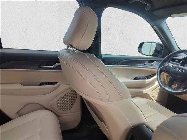Used 2025 Jeep Grand Cherokee Limited RWD image 23