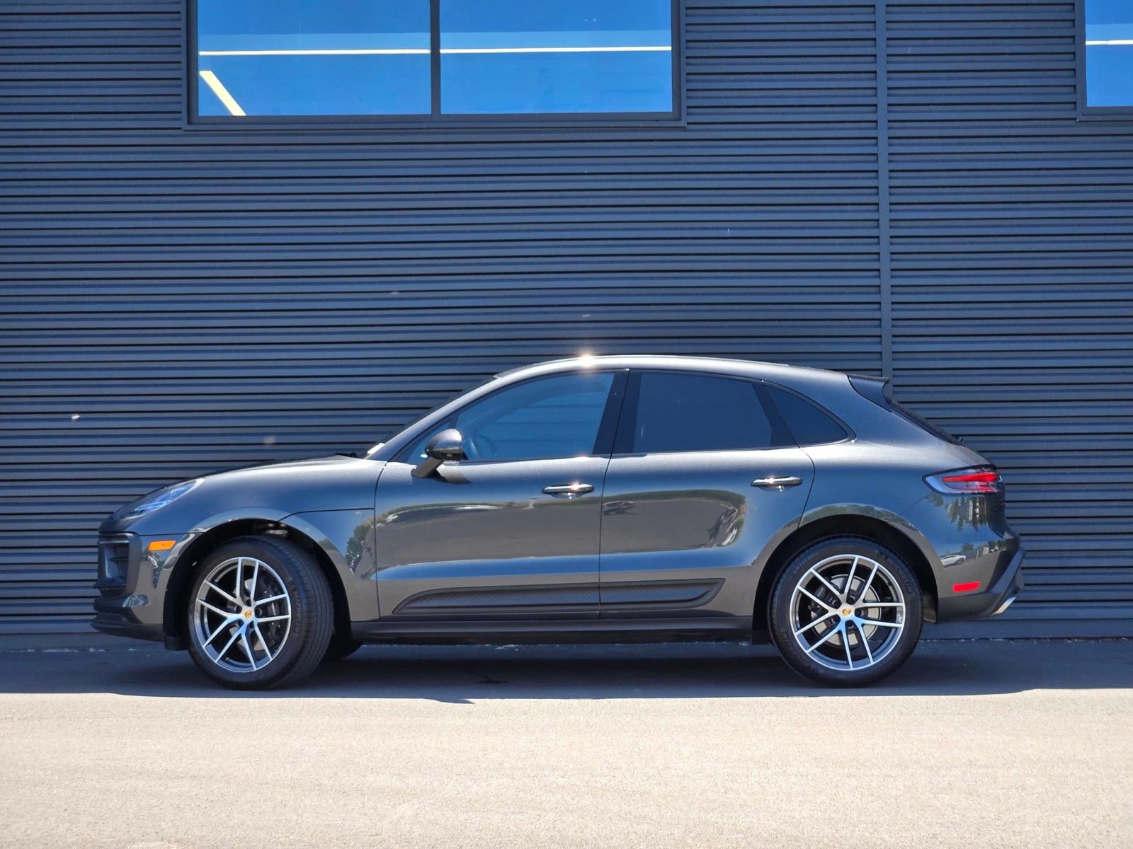 Certified 2025 Porsche Macan AWD/4WD image 2