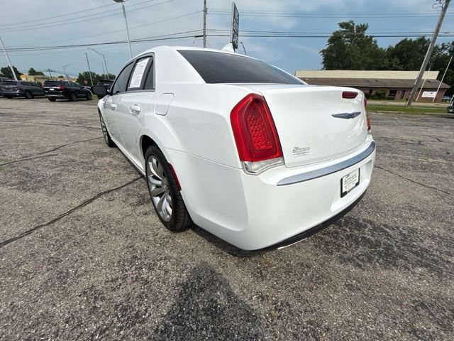 Used 2019 Chrysler 300 Touring w/ Chrome Appearance Package RWD image 3