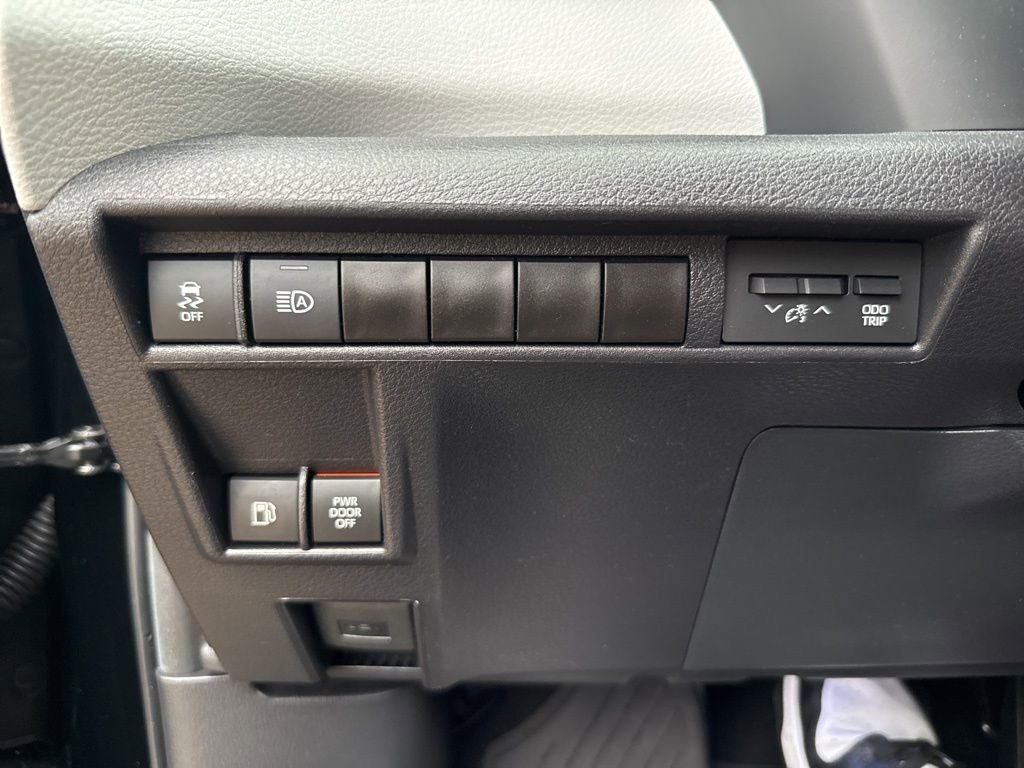 Used 2025 Toyota Sienna XLE image 46
