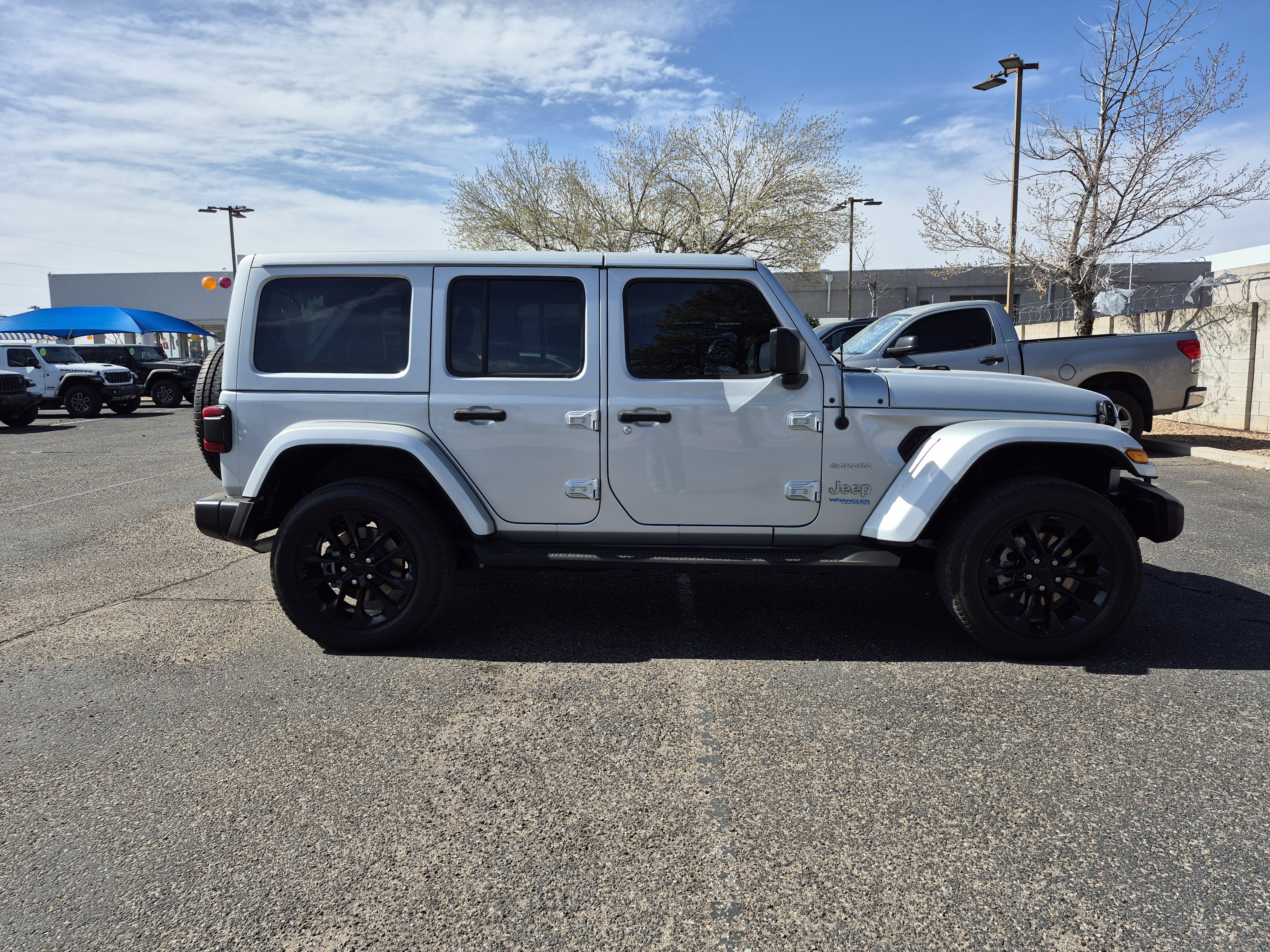 Used 2022 Jeep Wrangler Unlimited Sahara AWD/4WD image 8