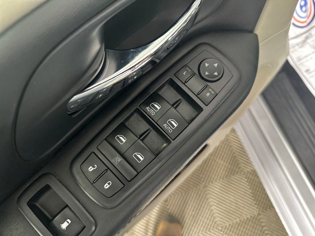 Used 2016 Chrysler Town & Country Touring image 16