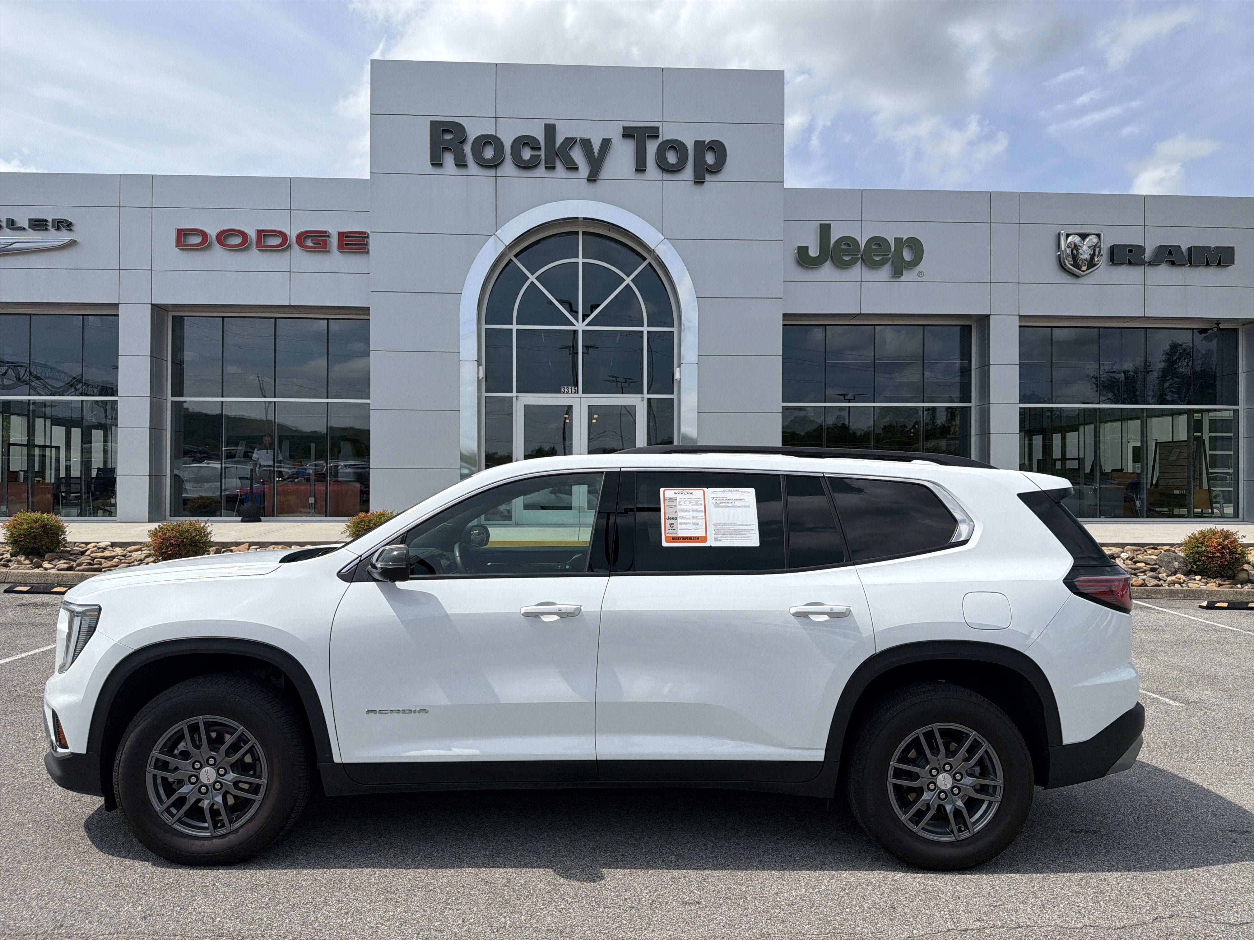 Used 2025 GMC Acadia Elevation FWD image 1