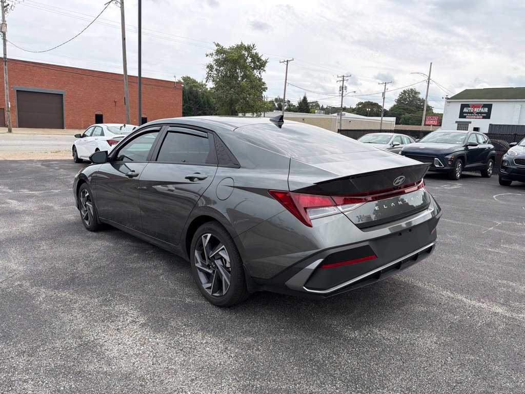 Used 2025 Hyundai Elantra Sport FWD image 5