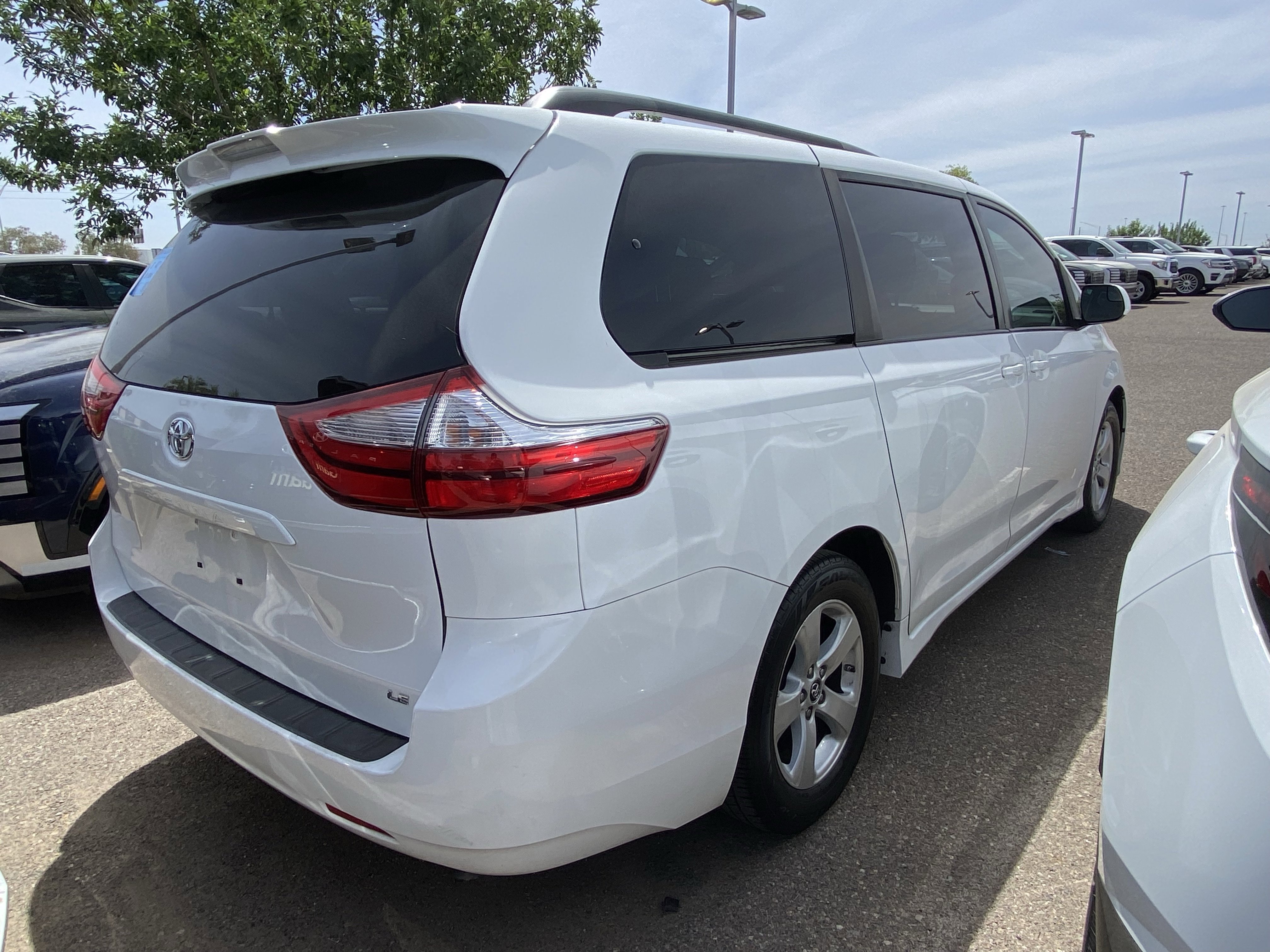 Used 2018 Toyota Sienna LE w/ Carpet Mat Package FWD image 2