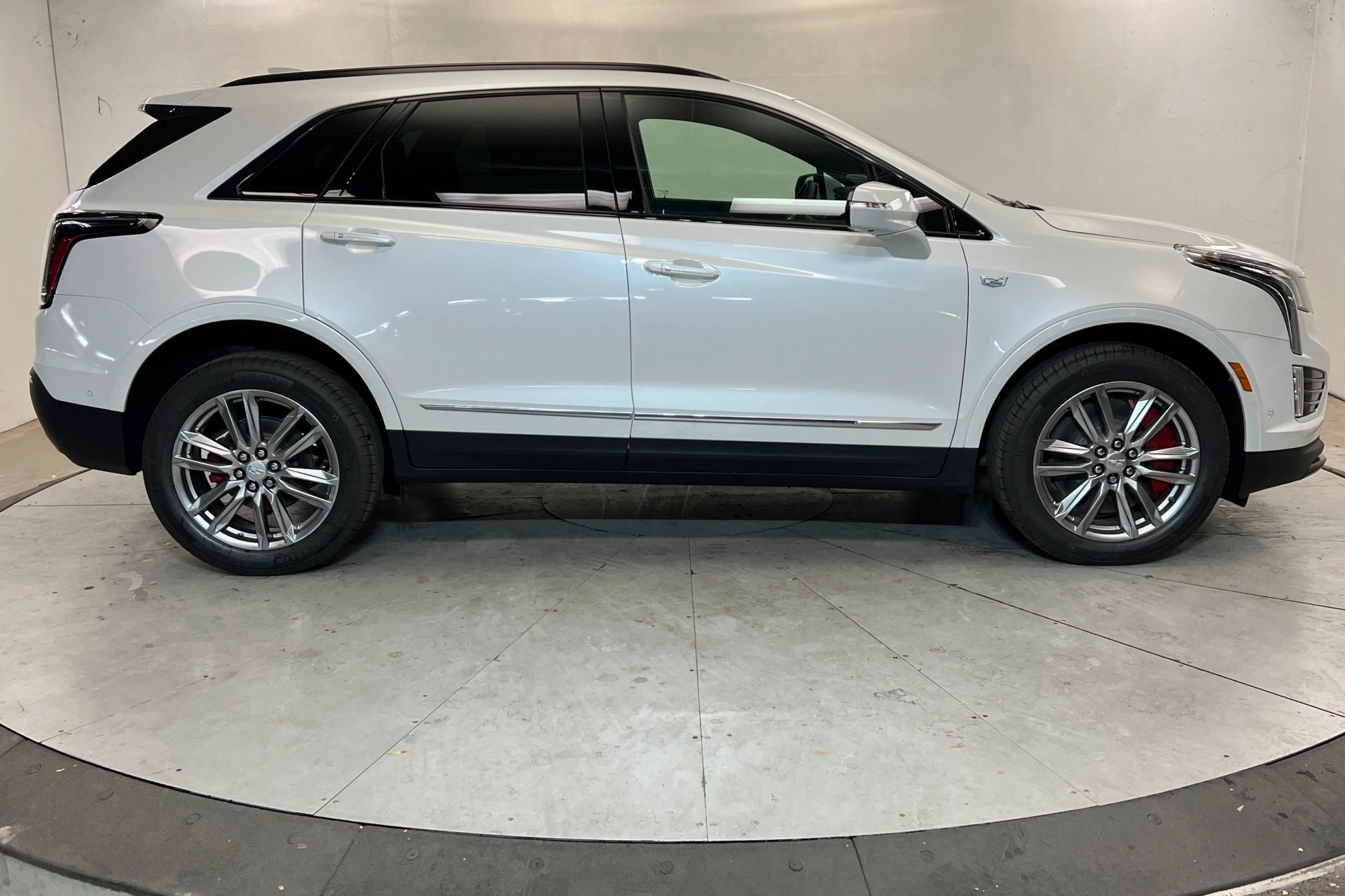 New 2026 Cadillac XT5 Sportv w/ LPO, Floor Liner Package AWD/4WD image 7